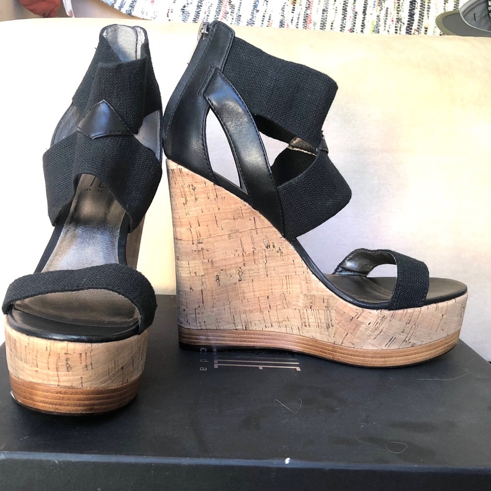 Pelle Moda sz 7 black wedge NIB Aliano